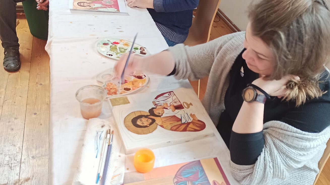 image:Image Účastníci kurzu ikonopisectví rozmlouvali s Bohem malbou.