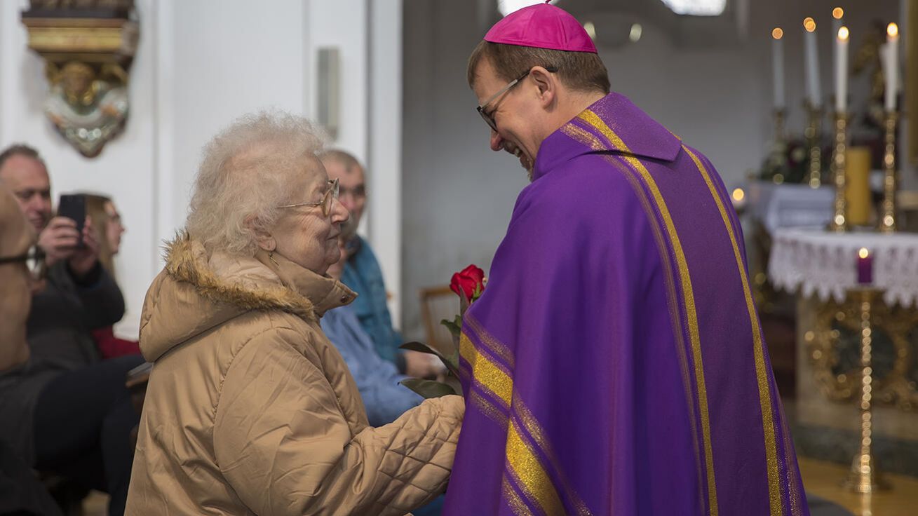 image:Image Na vizitace farností se biskup Tomáš Holub vydává pravidelně, seznamuje se během nich se životem farnosti, činností farních rad, potkává se s duchovními správci i farníky. V uplynulém týdnu takto navštívil Stříbro. Součástí byla i mše svatá v děkanském kostele Všech svatých.