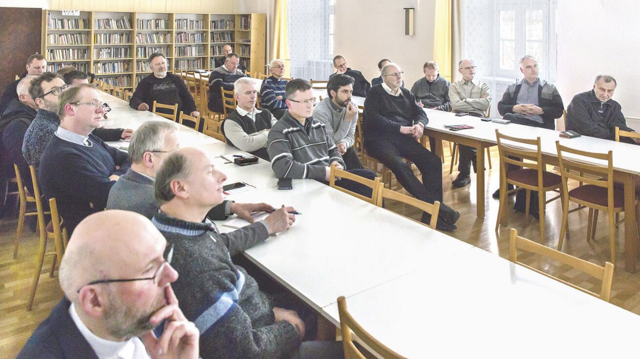 image:Image Kněží během přednášky.