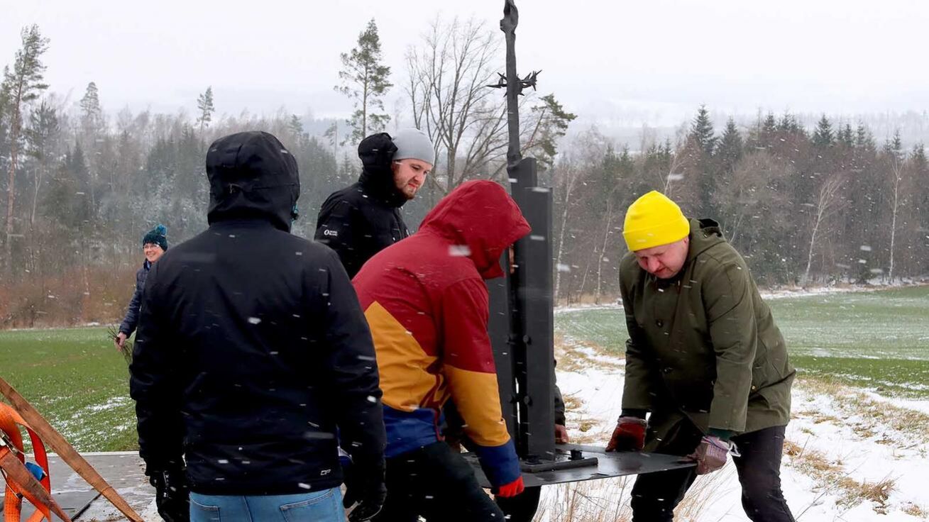 image:Image Instalace křížové cesty ve sněhové vánici. Požehnána bude 2. dubna.