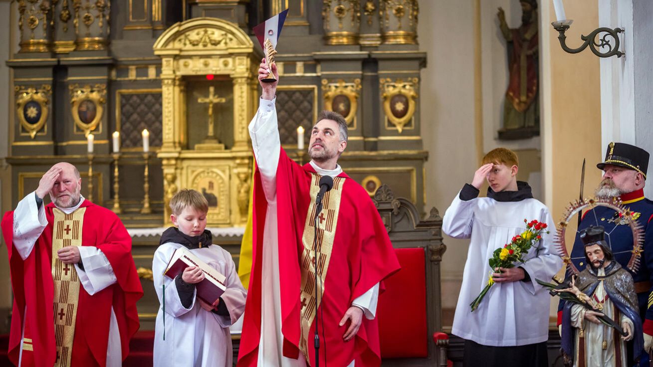 image:Image V závěru mše sv. požehnal P. Miroslav Herold všem s relikviářem v ruce.