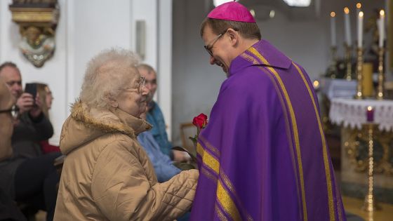 image:Image Na vizitace farností se biskup Tomáš Holub vydává pravidelně, seznamuje se během nich se životem farnosti, činností farních rad, potkává se s duchovními správci i farníky. V uplynulém týdnu takto navštívil Stříbro. Součástí byla i mše svatá v děkanském kostele Všech svatých.