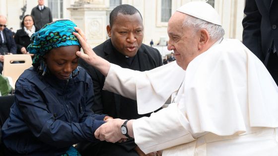 image:Image Papež požehnal dvěma nigerijským mladým ženám, které vyvázly ze zajetí islamistické sekty Boko Haram, kde zažily mučení a týrání. Nyní se o ně stará církevní centrum pomoci obětem v Maiduguri.