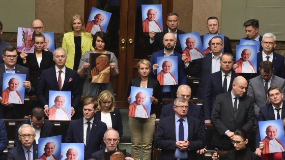 image:Image Portréty Jana Pavla II. přinesli do Sejmu někteří polští poslanci při projednávání rezoluce na obranu jeho dobrého jména, kterou předložili zákonodárci vládní strany Právo a spravedlnost.