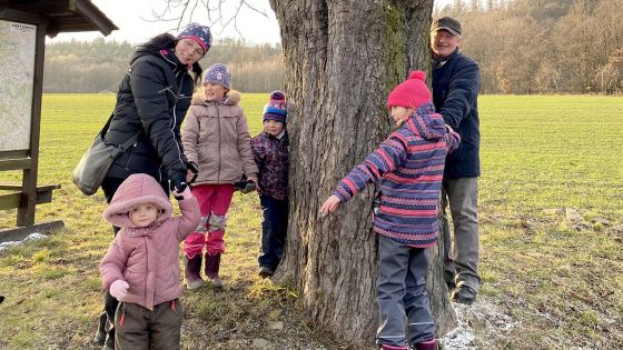 image:Image U Mendelova kaštanu poutníky vyhlížel oderský farář s fotoaparátem v ruce.
