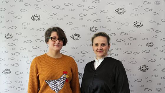 image:Image Knihovničku pro vás nově připravuje Iva Horká (vpravo). Na fotografii s Evou Keckovou z Nakladatelství Host. Poslouchejte každou sobotu ve 13.30, v repríze v enděli v 5.30 nebo v audioarchivu a podcastových aplikacích. 