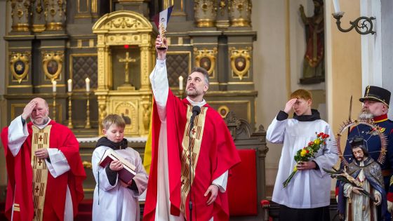 image:Image V závěru mše sv. požehnal P. Miroslav Herold všem s relikviářem v ruce.