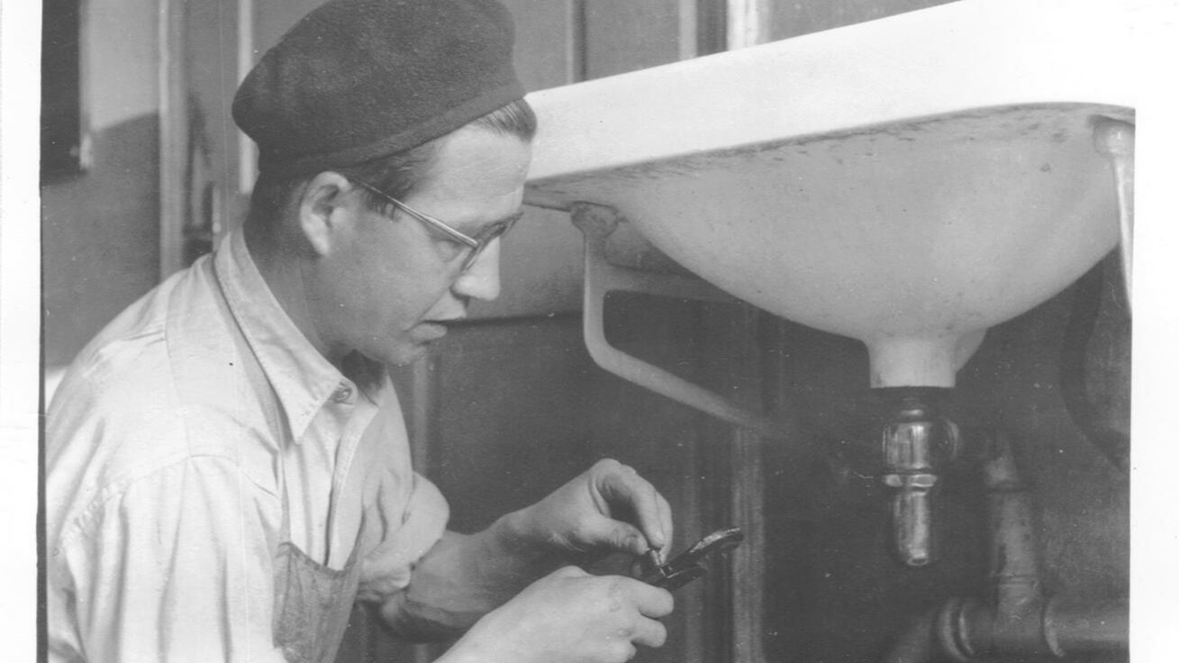 image:Image Jeden z novodobých českých mučedníků, jezuita P. Antonín Zgarbík jako instalatér v letech 1956–1959 v internačním táboře pro kněze v Králíkách. V roce 1960 byl v zinscenovaném procesu odsouzen k 16 letům a zemřel ve valdické vězeňské nemocnici 22. ledna 1965.