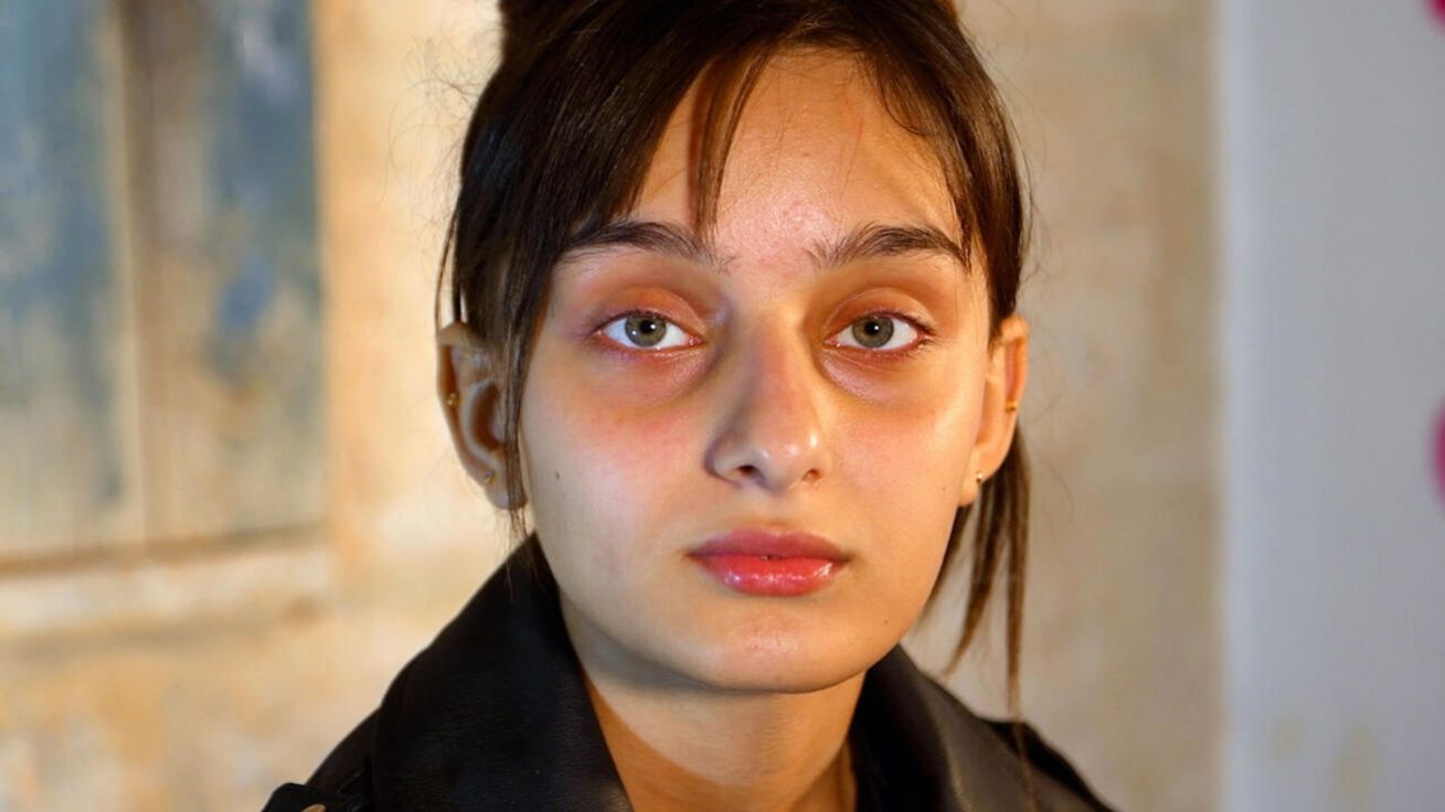 image:Image Azhar s rodinou utekla před válkou ze Sýrie. „Chtěla jsem žít jinak, měla jsem své sny,“ smutně vzpomíná.