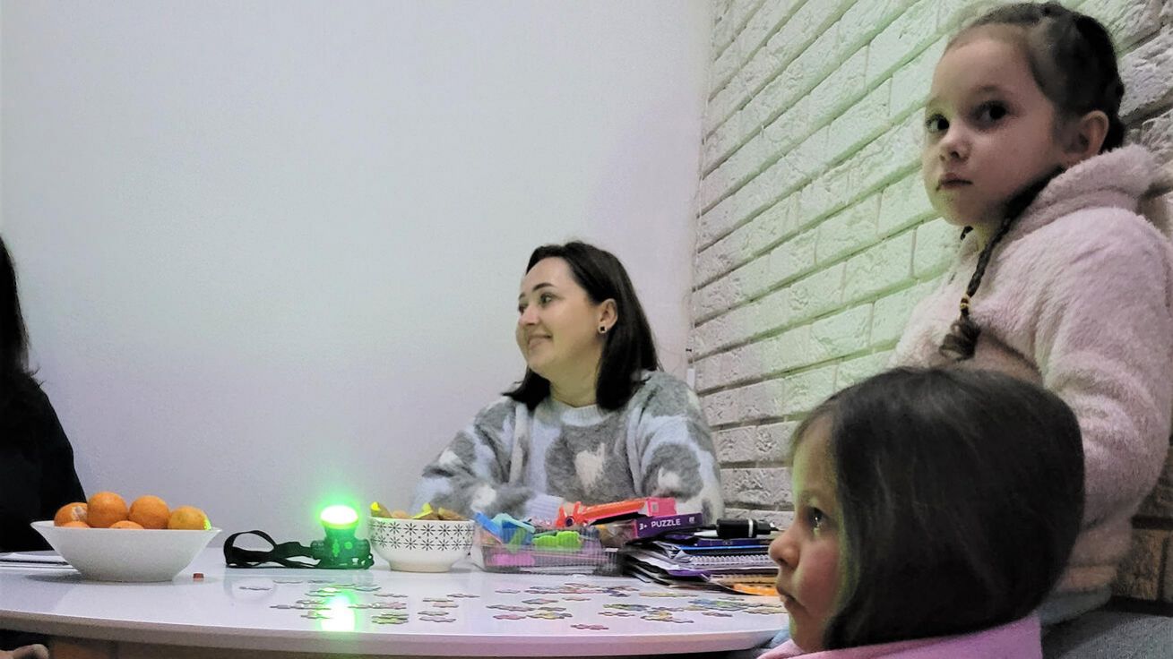 image:Image I v tmavém a studeném sklepě se ukrajinské rodiny cítí v bezpečí.