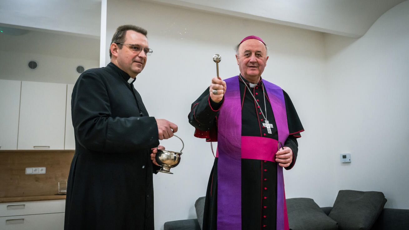 image:Image Arcibiskup Jan Graubner s žižkovským farářem P. Vítem Uhrem žehnají novému komunitnímu centru.