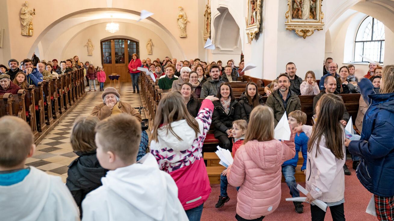 image:Image Synoda stojí na vztazích. Ve Frýdlantě nad Ostravicí děti, které se chystají na první svaté přijímání, házely po mši papírové vlaštovky mezi farníky. Kdo vlaštovku chytil, zavázal se k modlitbě za jejího odesílatele.