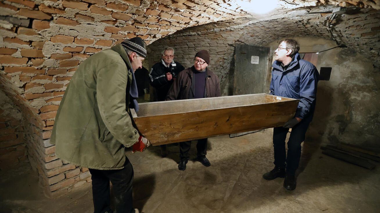 image:Image Před přesunem toxikologové mumie dezinfikovali a podobnou očistou prošla i samotná krypta.