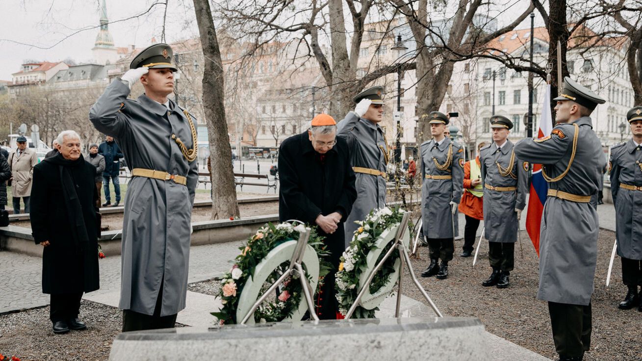image:Image U památníku Svíčkové manifestace v Bratislavě položil kardinál Koch věnec a ocenil, jak se tehdy Slováci dokázali semknout pro dobrou věc.