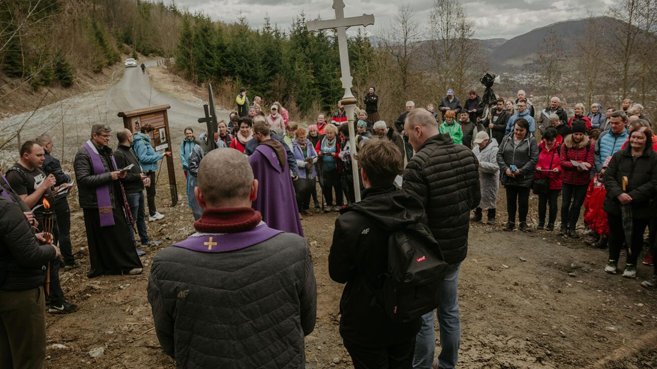 image:Image Nová křížová cesta nad Kysuckým Novým Mestem vznikla také díky spolupráci s farností Mosty u Jablunkova. Na prvovýstup a požehnání křížové cesty proto přijel na konci března i autobus s padesátkou poutníků z Mostů u Jablunkova. Zastavení ve tvaru monstrancí vyjevují nejen scény křížové cesty, ale také prvky z okolní přírody. Odměnou po výstupu na vrchol je výhled, popisuje mostecký farář P. Štěpán Klocek: „Bylo vidět od Rozsutce po Klak až na Vršatecká bradla. Poznali jsme i náš Velký Polom.“