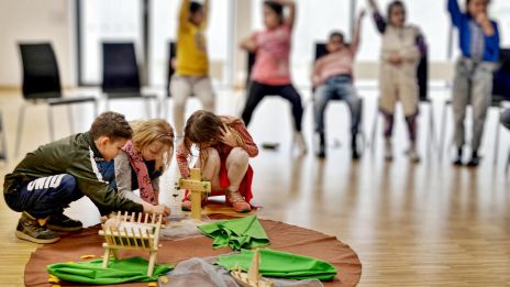 image:Image Se školáky o Velikonocích