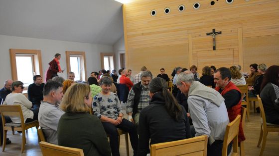 image:Image Diecézní exercicie s biskupem Tomášem Holubem se konaly v bavorském Johannisthalu. Náplní byly kromě promluv a bohoslužeb i meditace, adorace, rozjímání a závěrečná diskuse. Účastníci oceňovali charisma, klid i architektonickou čistotu místa uprostřed přírody.
