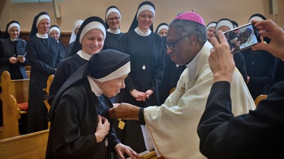 image:Image Nuncius předal jako zástupce papeže sestře Aloisii vysoké vyznamenání Pro Ecclesia et Pontifice (Pro církev a papeže).