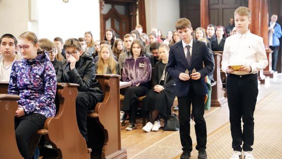 image:Image Oslavy 30 let Katolického gymnázia v Třebíči zahájila v pátečním ránu mše svatá.