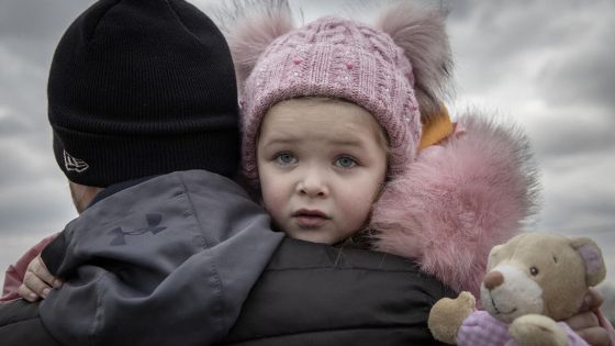 image:Image Ukrajinské rodiny stále přecházejí přes hranice na své cestě za bezpečím.