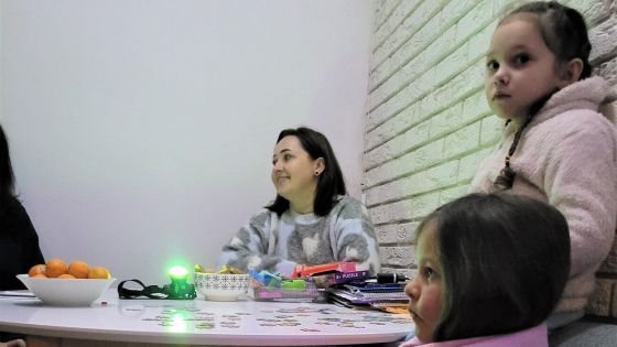 image:Image I v tmavém a studeném sklepě se ukrajinské rodiny cítí v bezpečí.