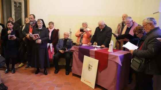 image:Image Vzpomínkový den poutníci zakončili pietním aktem v popravčí místnosti Zemského soudu.