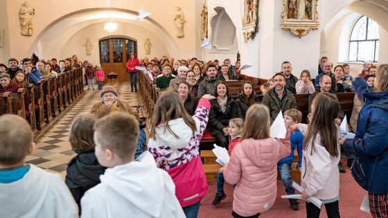 image:Image Synoda stojí na vztazích. Ve Frýdlantě nad Ostravicí děti, které se chystají na první svaté přijímání, házely po mši papírové vlaštovky mezi farníky. Kdo vlaštovku chytil, zavázal se k modlitbě za jejího odesílatele.