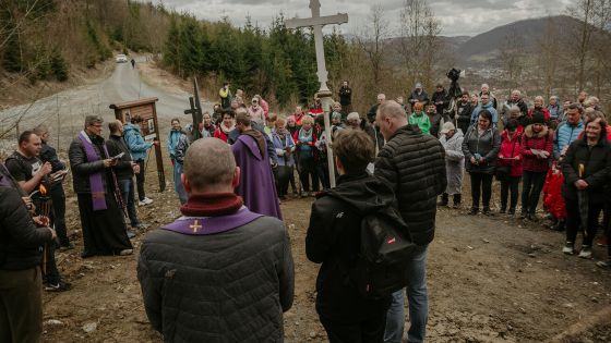 image:Image Nová křížová cesta nad Kysuckým Novým Mestem vznikla také díky spolupráci s farností Mosty u Jablunkova. Na prvovýstup a požehnání křížové cesty proto přijel na konci března i autobus s padesátkou poutníků z Mostů u Jablunkova. Zastavení ve tvaru monstrancí vyjevují nejen scény křížové cesty, ale také prvky z okolní přírody. Odměnou po výstupu na vrchol je výhled, popisuje mostecký farář P. Štěpán Klocek: „Bylo vidět od Rozsutce po Klak až na Vršatecká bradla. Poznali jsme i náš Velký Polom.“