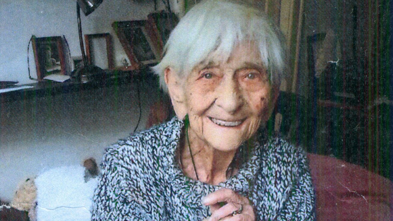 image:Image Věra Šormová (1920-2023) při své oblíbené činnosti.