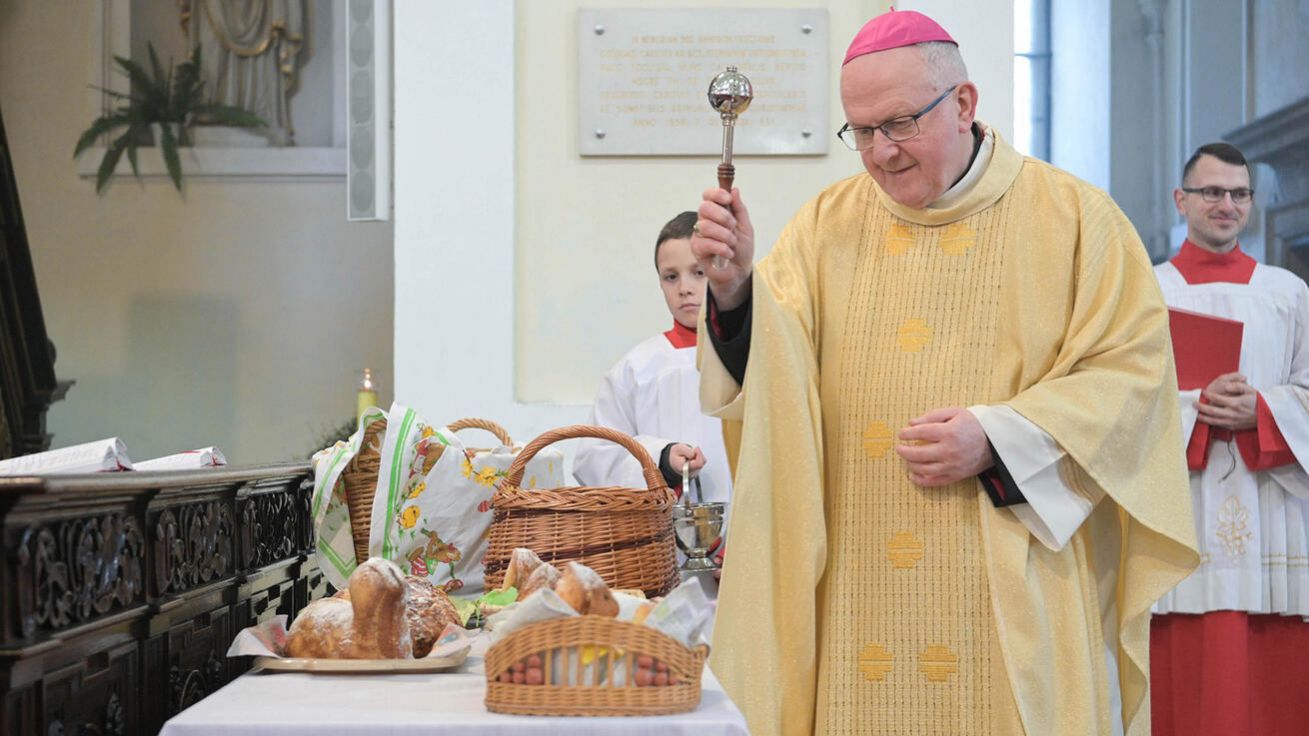 image:Image Na Boží hod velikonoční biskup Baxant požehnal pokrmy.