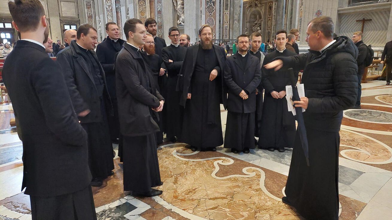 image:Image Velikonoční vigilii předcházel na Bílou sobotu dopoledne ve vatikánské bazilice sv. Petra nácvik liturgie.