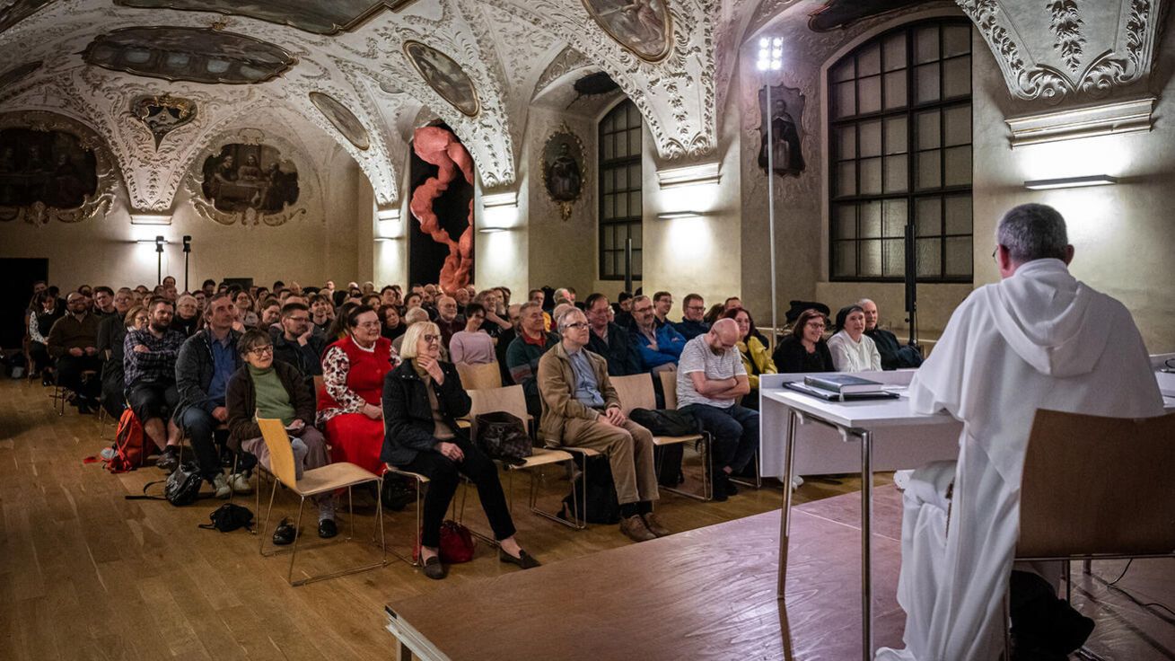 image:Image Debaty v barokním refektáři dominikánského kláštera.