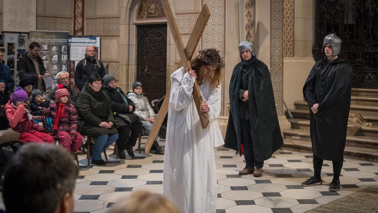 image:Image Pašijové události vrcholící Ježíšovou křížovou cestou a jeho ukřižováním ztvárnili na Velký pátek v olomoucké katedrále sv. Václava mladí lidé z místní farnosti.