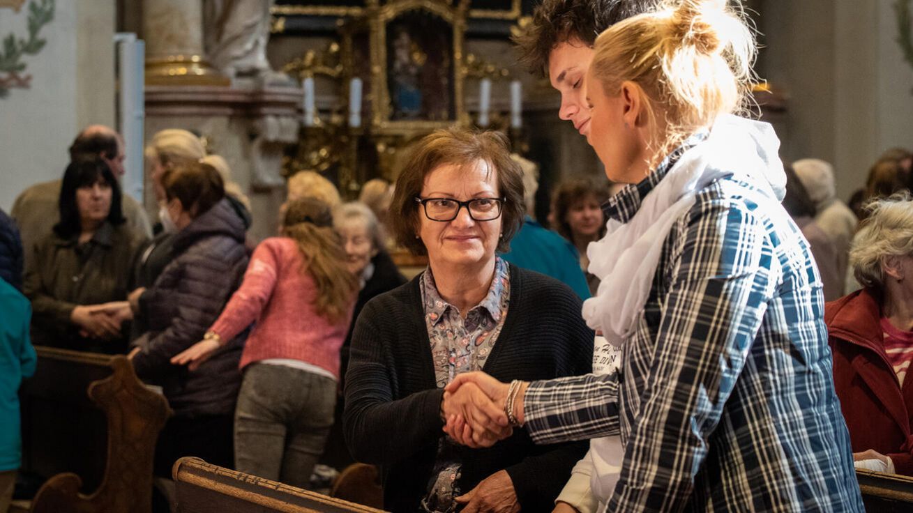 image:Image Stiskem ruky se symbolicky setkáváme se vzkříšeným Kristem, dárcem pokoje.