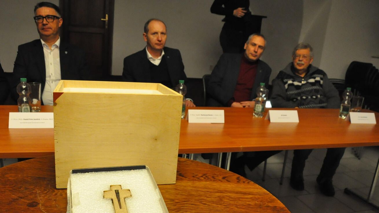 image:Image Svatý Hřeb představili v Prácheňském muzeu v Písku (zleva) opat P. Daniel Peter Janáček, převor P. Martin Jozef Bartoš, geofyzik Jiří Šindelář a archeolog Pavel Břicháček.