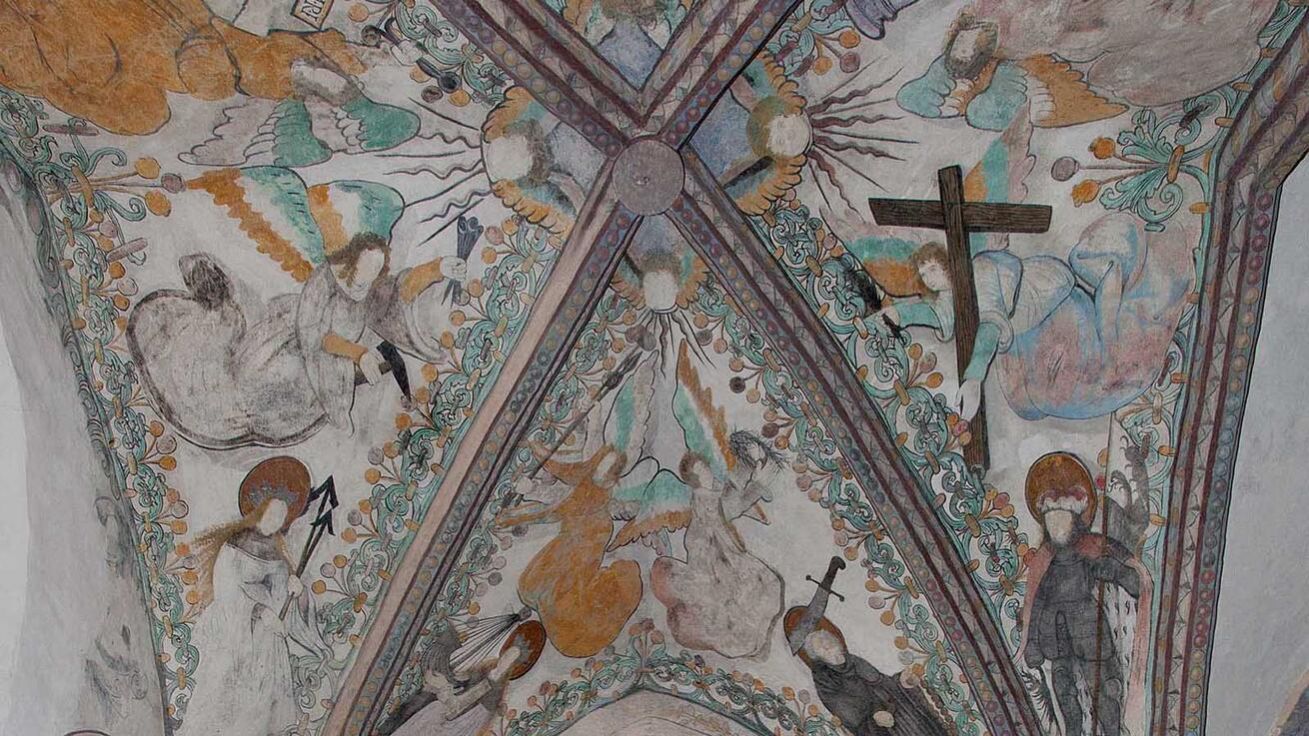 image:Image Návštěvníkům se vůbec poprvé otevře celá křížová chodba se středověkými nástěnnými malbami.