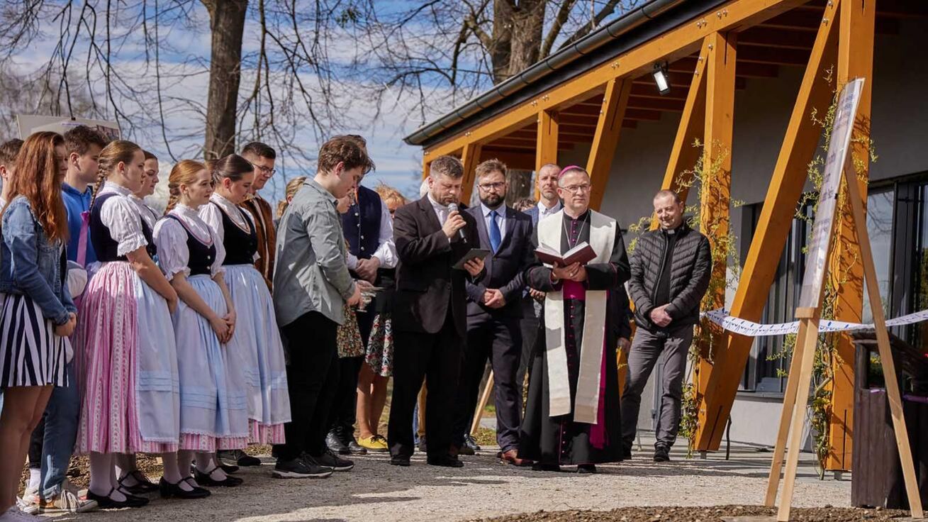 image:Image Z místních spolků přišli například krojovaní tanečníci ze souboru Ondřejnica.