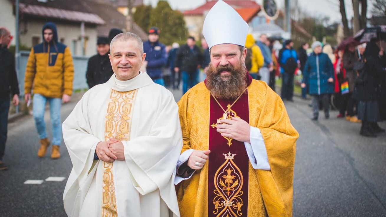 image:Image Hlavní mši svatou sloužil slovenský misionář a islandský biskup Dávid Tencer (vpravo).