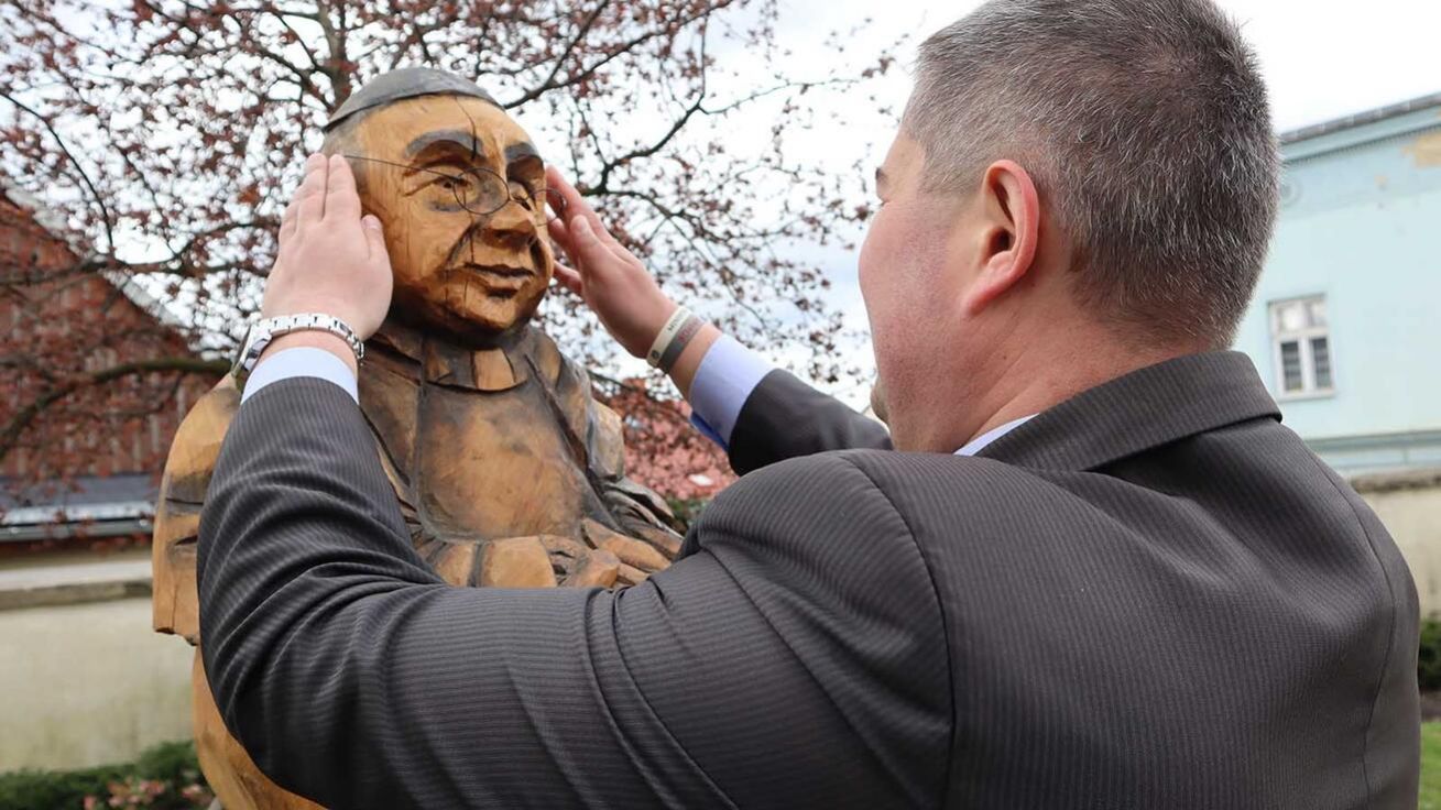 image:Image Po odhalení sochy nasadil Stanislav Štefek na arcibiskupův obličej brýle.