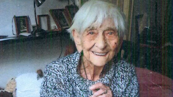 image:Image Věra Šormová (1920-2023) při své oblíbené činnosti.
