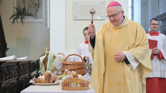 image:Image Na Boží hod velikonoční biskup Baxant požehnal pokrmy.