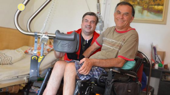 image:Image Pavel Zbroj ve službě u jednoho z klientů pardubické Charity. Denně navštíví až pět domácností a v Odlehčovacích službách Červánky je už nepostradatelným pomocníkem.