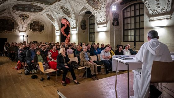 image:Image Debaty v barokním refektáři dominikánského kláštera.