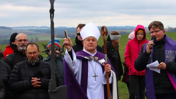 image:Image Novou křížovou cestu prošel a požehnal o Květné neděli biskup Jan Vokál v Přibyslavi na levém břehu řeky Sázavy. Devět set metrů dlouhou cestu s ním absolvovaly stovky místních farníků i lidí z okolí.
