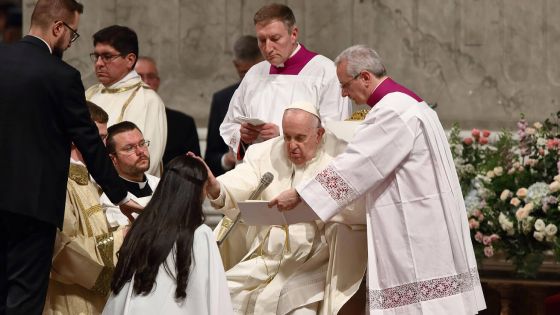 image:Image Iniciační svátosti, tedy křest, biřmování a první svaté přijímání, udělil papež o velikonoční vigilii osmi katechumenům z Albánie, USA, Itálie, Venezuely a Nigérie. Vlevo od katechumenky ministruje český bohoslovec Lukáš Houška.