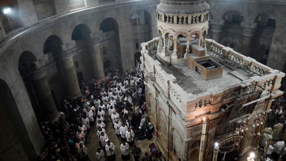 image:Image Velikonoční vigilii v jeruzalémském chrámu Božího hrobu věřící oslavili v kapli vztyčené nad místem, kde byl podle tradice Kristus pochován.