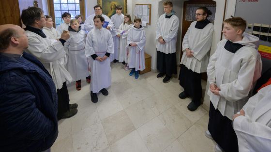 image:Image Velikonoční triduum klade velké nároky na ministranty. Porada před velkopátečními obřady s farářem P. Bronislavem Wojnarem v beskydské farnosti Borová-Malenovice.