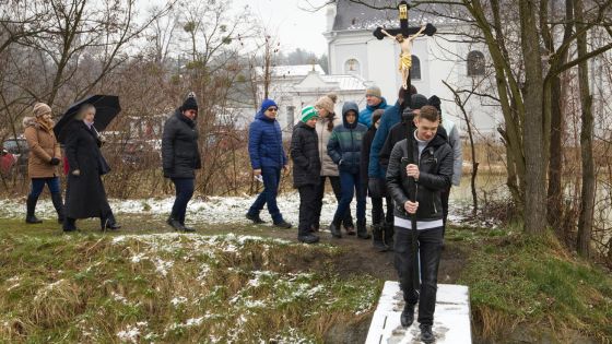 image:Image Na Velký pátek v Karviné před desátou přestalo sněžit, a všichni tak mohli vyrazit na křížovou cestu relativně v suchu.