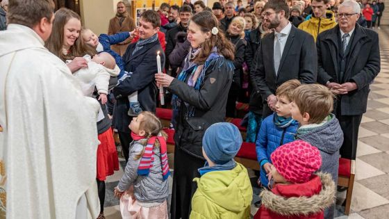 image:Image Křtiny, jen první krok ve vztahu kmotra a kmotřence.