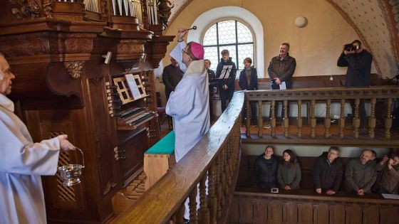 image:Image Nové varhany požehnal biskup Tomáš Holub.